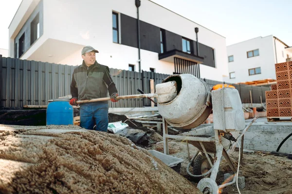 Male Worker Using Shovel Mixing Sand Cement Construction Site Worker — Foto de Stock