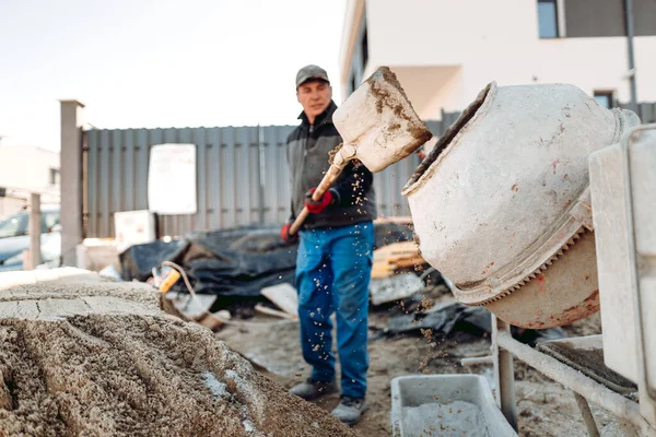 Close Male Worker Using Shovel Industrial Mixer Cement House Building — Fotografia de Stock