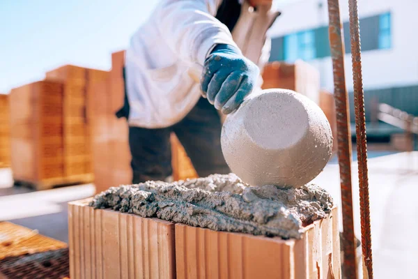 Bricklayer Industrial Male Worker Installing Brick Masonry Exterior Wall Trowel — Stockfoto