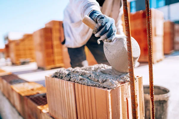 Bricklayer Industrial Worker Installing Brick Masonry Exterior Wall Trowel Putty — Stock Photo, Image
