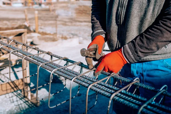 Details Construction Worker Hands Securing Steel Bars Wire Rod Reinforcement — Stock Photo, Image
