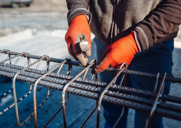 コンクリートの補強用線材 棒鋼の確保手建設労働者 の詳細 — ストック写真