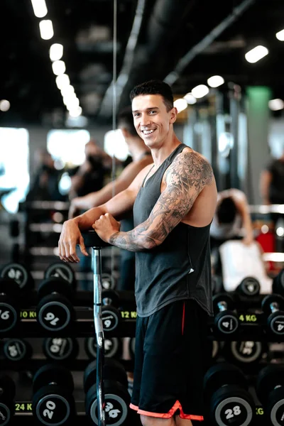 Atleta Sonriente Haciendo Ejercicio Gimnasio Hombre Haciendo Ejercicio —  Fotos de Stock