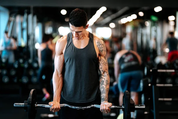 Αποφασισμένος Δυνατός Άντρας Που Γυμνάζεται Στο Γυμναστήριο Χρησιμοποιώντας Κουδούνι — Φωτογραφία Αρχείου