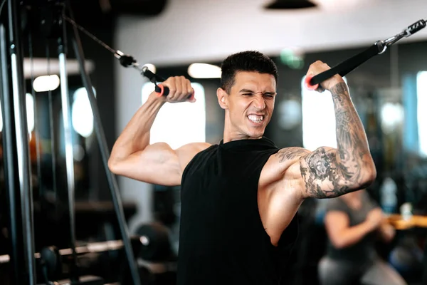 Hombre Guapo Entrenando Bíceps Gimnasio Detalles Del Entrenador Fitness Atleta —  Fotos de Stock