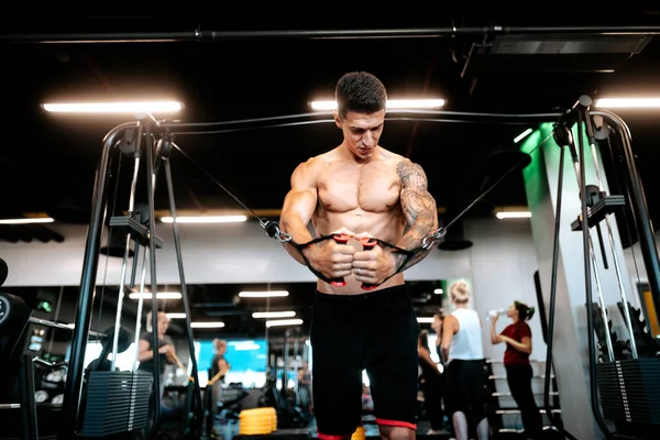 Een Knappe Man Die Borsttraining Doet Sportschool Bijzonderheden Van Fitnesstrainer — Stockfoto