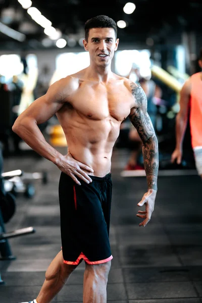Schöner Mann Posiert Nach Dem Training Fitnessstudio Details Über Fitnesstrainer — Stockfoto