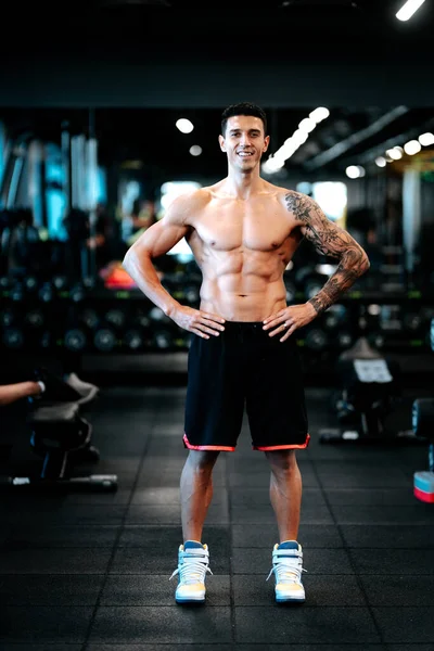 Entrenador Fitness Posando Con Postura Muscular Gimnasio Fitness Concepto Vida — Foto de Stock