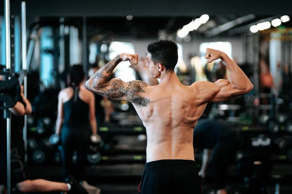 Atleta Musculatura Homem Fitness Alongamento Exercício Durante Exercícios Nas Costas — Fotografia de Stock