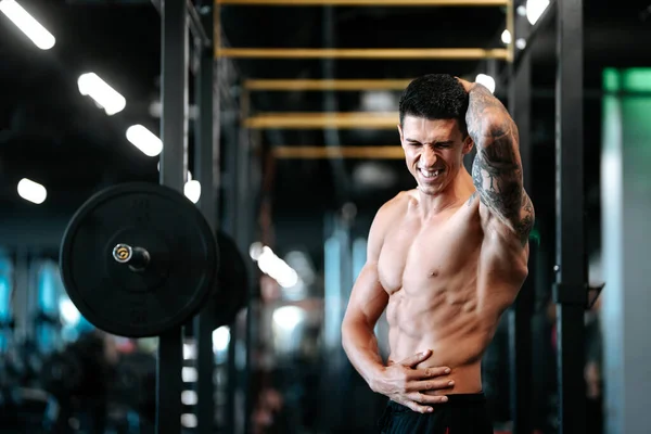 Atlético Caucásico Masculino Haciendo Ejercicio Gimnasio —  Fotos de Stock