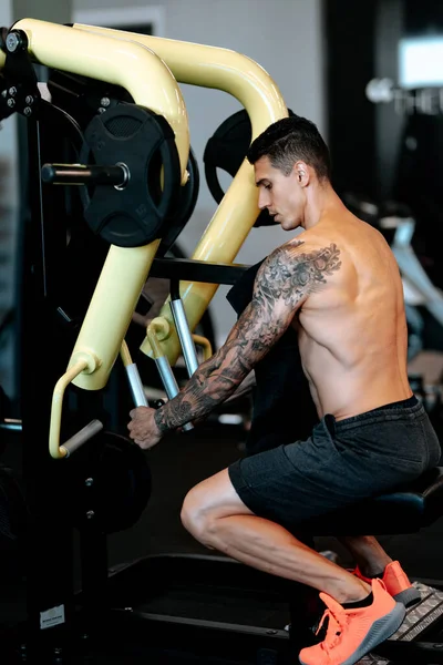 Hombre Atlético Haciendo Ejercicio Gimnasio —  Fotos de Stock