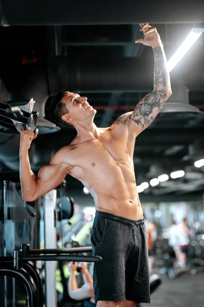 Fitness Atletický Model Cvičení Svaly Tělocvičně Protahování Svalů Pózování — Stock fotografie