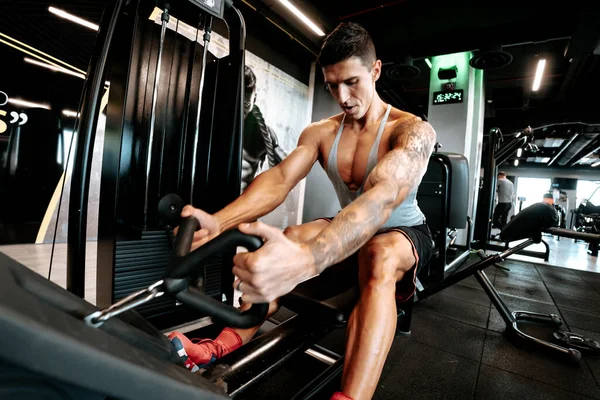 Porträt Eines Professionellen Sportlers Der Fitnessstudio Trainiert Mit Gewichten Zieht — Stockfoto