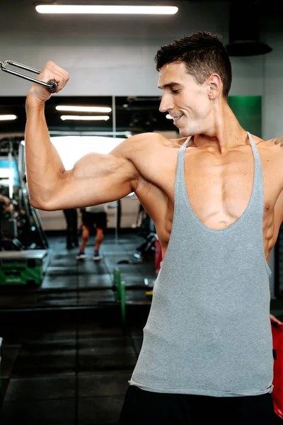 Портрет Мускулистого Притягивающего Человека Тренирующегося Спортзале Тренирующегося Руках Сгибающего Мышцы — стоковое фото