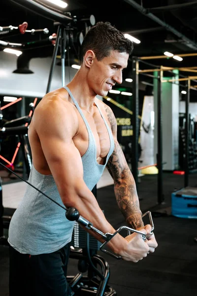 Portret Van Een Gespierde Aantrekkelijke Man Die Traint Sportschool Borsttraining — Stockfoto