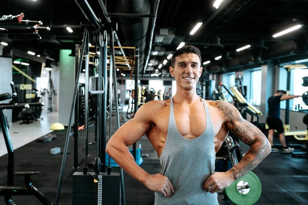 Retrato Homem Atraente Muscular Trabalhando Ginásio Fazendo Treinamento Peito Músculos — Fotografia de Stock