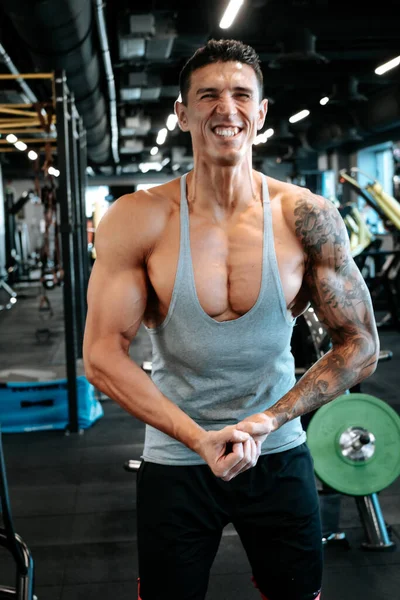 Entrenador Sano Profesional Entrenador Certificado Haciendo Ejercicio Retrato Hombre Musculoso —  Fotos de Stock