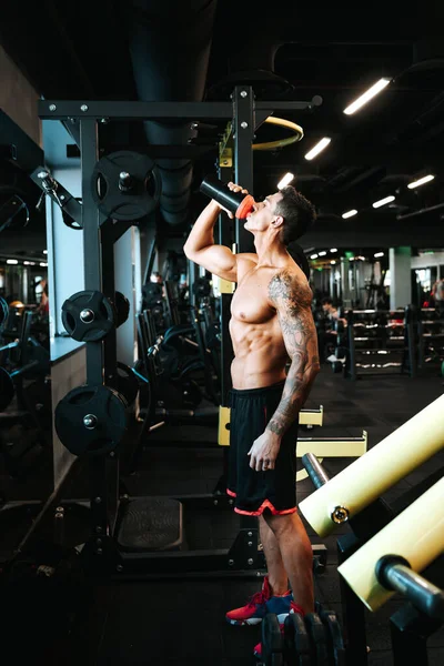 健康健康男人的画像喝蛋白质奶昔 运动员和获得专业认证的教练在锻炼时饮用运动营养饮料 — 图库照片