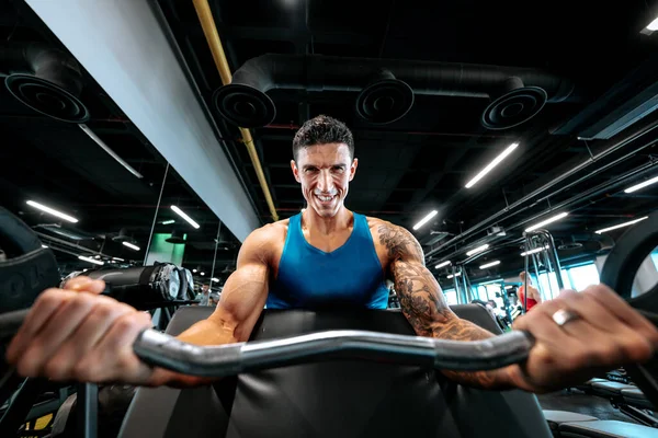 Retrato Del Atlético Musculoso Ejercitando Bíceps Levantando Pesas Gimnasio Entrenamiento —  Fotos de Stock