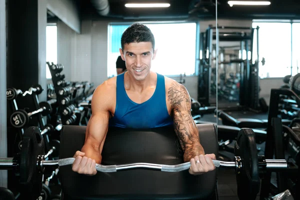 Portrét Svalnatého Atletického Muže Cvičícího Bicepsy Zvedajícího Činky Tělocvičně Sportovní — Stock fotografie