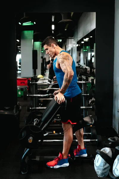 Retrato Homem Atlético Musculoso Exercitando Bíceps Levantando Pesos Ginásio Treinamento — Fotografia de Stock