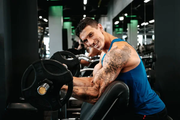 Retrato Atlético Musculoso Sonriente Ejercitando Bíceps Levantando Pesas Gimnasio Entrenamiento —  Fotos de Stock