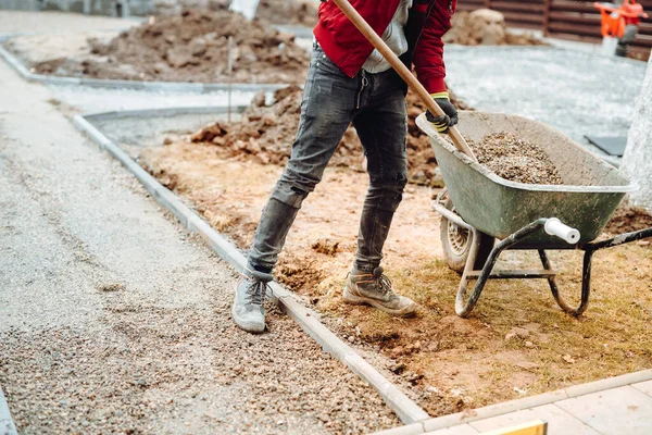 Construction Worker Using Shovel Set Gravel Level Stone Pavement — Stock Photo, Image