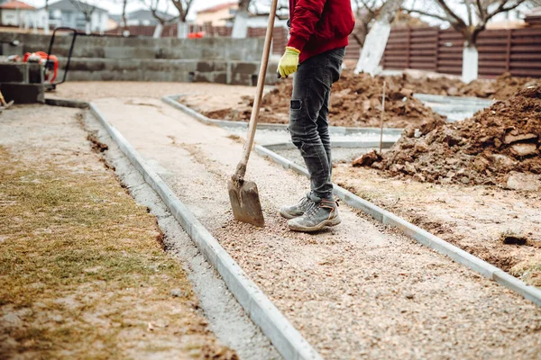 Worker Using Pavement Slabs Shovel Build Stone Sidewalk Close Construction — Stock Photo, Image