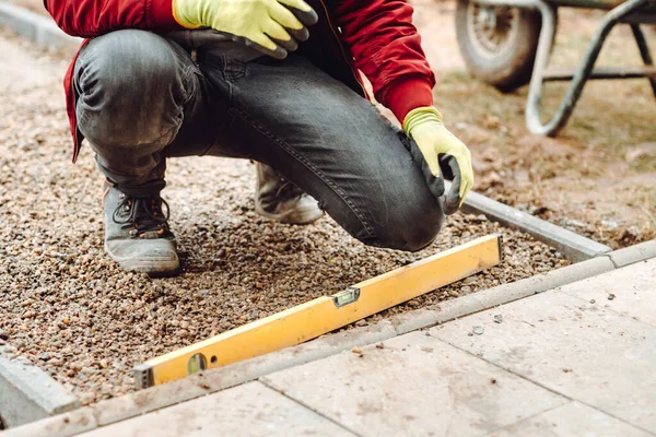 Trabajador Utilizando Losas Pavimento Nivel Para Construir Acera Piedra Primer — Foto de Stock