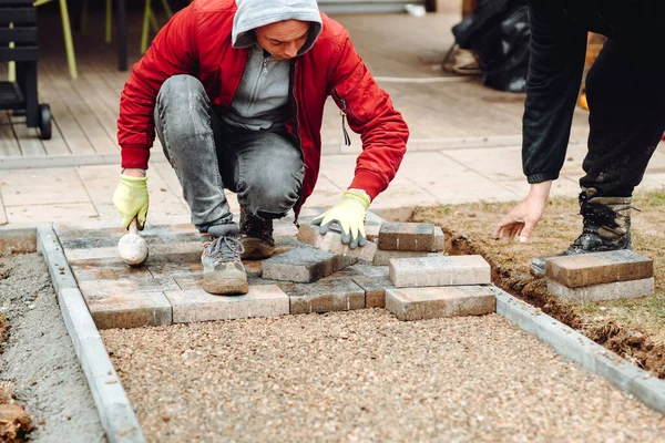 Bauarbeiter Montieren Und Verlegen Pflastersteine Auf Terrassen Straßen Oder Gehwegen — Stockfoto