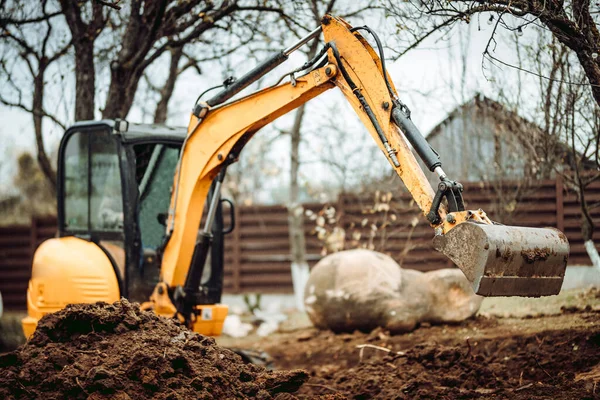 Landskapsanläggning Fungerar Med Minigrävmaskin Byggarbetsplatsen Terrängarbeten — Stockfoto