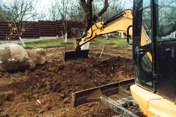 挖掘机进行挖掘和推土的建筑工程 — 图库照片