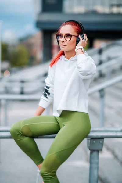 Mujer Fitness Saludable Escuchando Música Mientras Hace Ejercicio Ajuste Atractivo —  Fotos de Stock