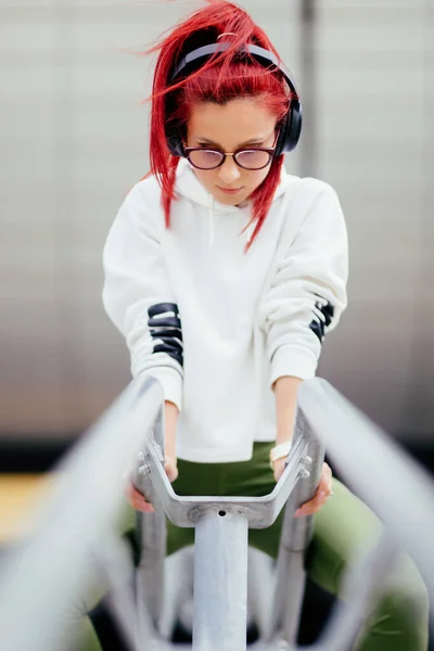 Woman Listening Music Doing Workout Exercises Concrete Background Portrait Woman — Stock Photo, Image