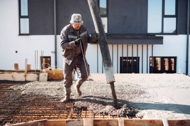 Beton pompayla beton döken işçiler. İnşaat alanının detayları ve işçilerin detaylarını kapat 