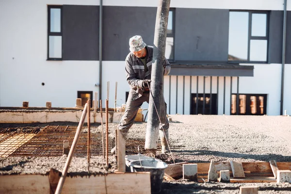Trabalhador Construção Civil Derramando Cimento Concreto Com Bomba Automática — Fotografia de Stock