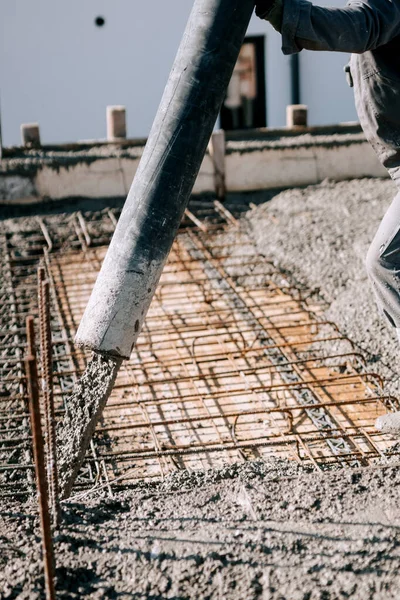 Nşaat Alanında Çalışan Beton Otomatikman Pompa Tüpü Beton Döken Yöneten — Stok fotoğraf