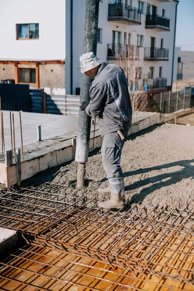 Mason Binası Işçisi Otomatik Beton Pompa Kullanıyor Evdeki Yeni Beton — Stok fotoğraf