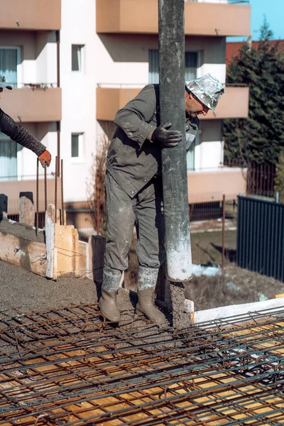 Kaukasische Arbeiders Gieten Beton Met Betonnen Pomp Details Van Bouwplaats — Stockfoto
