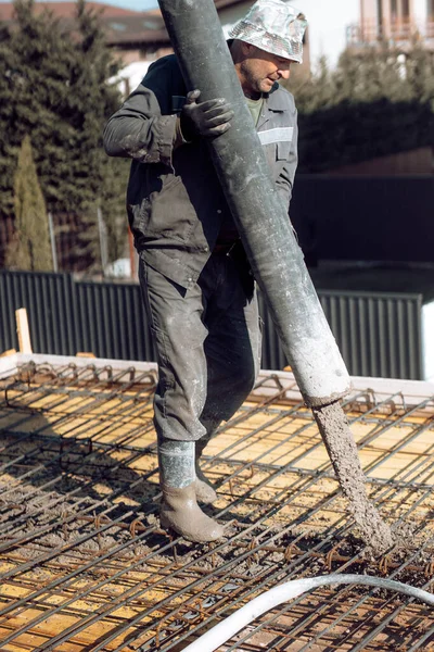 Kaukasiska Arbetare Häller Betong Med Betongpump Detaljerade Uppgifter Byggarbetsplatsen Och — Stockfoto