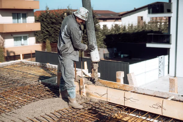 Industriële Werknemer Leggen Van Beton Met Automatische Buis Pomp Workman — Stockfoto
