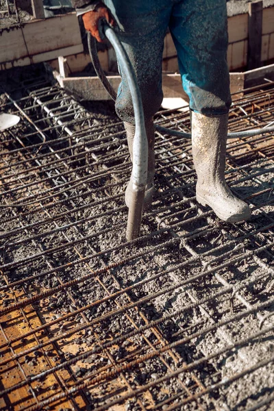 Robotnik Budowlany Pracuje Nad Budową Domu Wibrator Roboczy Betonowy — Zdjęcie stockowe