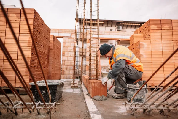 Sluiten Van Industriële Metselaar Installeren Van Bakstenen Bouwplaats Bouw Metselwerk — Stockfoto