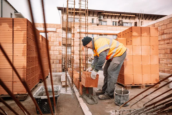 Trabalhador Construção Profissional Usando Canivete Para Construção Paredes Tijolo Com — Fotografia de Stock