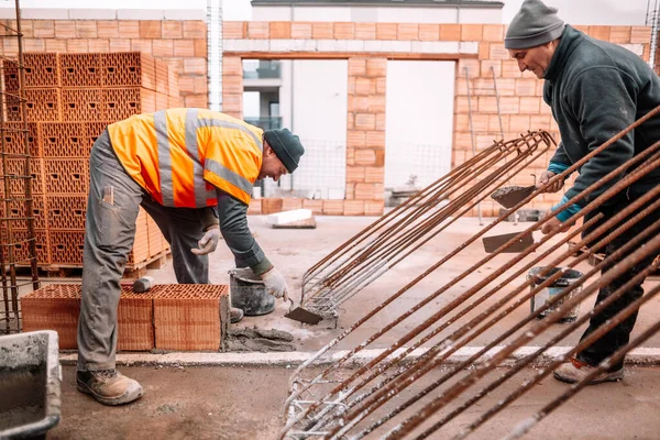 Närmare Uppgifter Murare Som Arbetar Med Tegel Murbruk Cement Och — Stockfoto