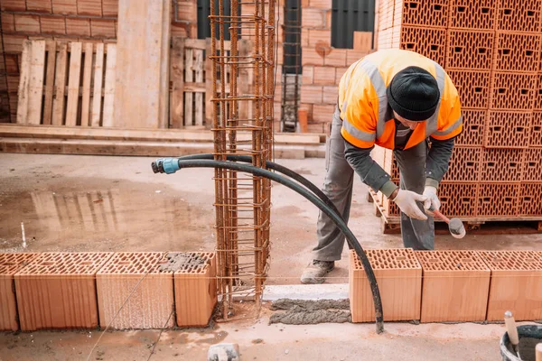 Retrato Pedreiro Trabalhando Com Tijolos Argamassa Cimento Canteiro Obras Homem — Fotografia de Stock