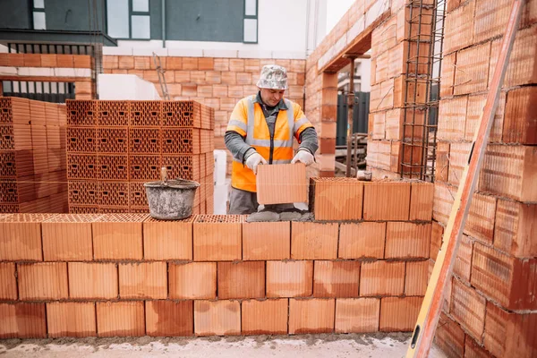 Industriearbeiter Maurer Maurer Der Mit Ziegeln Arbeitet Und Haus Baut — Stockfoto