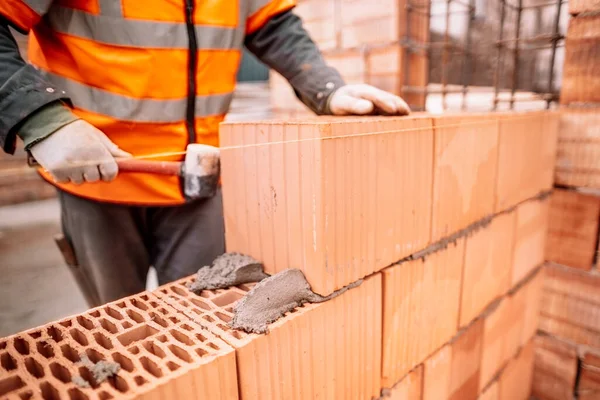 Construction Worker Laying Bricks Exterior Wall — Stock Photo, Image