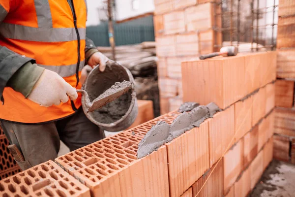 Professzionális Építőmunkás Serpenyőkéssel Téglafalak Építéséhez Cementtel Habarccsal — Stock Fotó