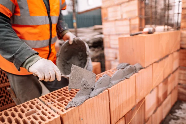 Profesjonell Bygningsarbeider Som Bruker Skålkniv Til Mursteinsmurer Tegl Med Sement – stockfoto